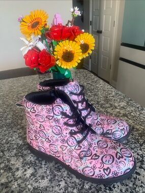 Fabkids Smiley & Heart Print graphic side zipper Lace-Up Boots